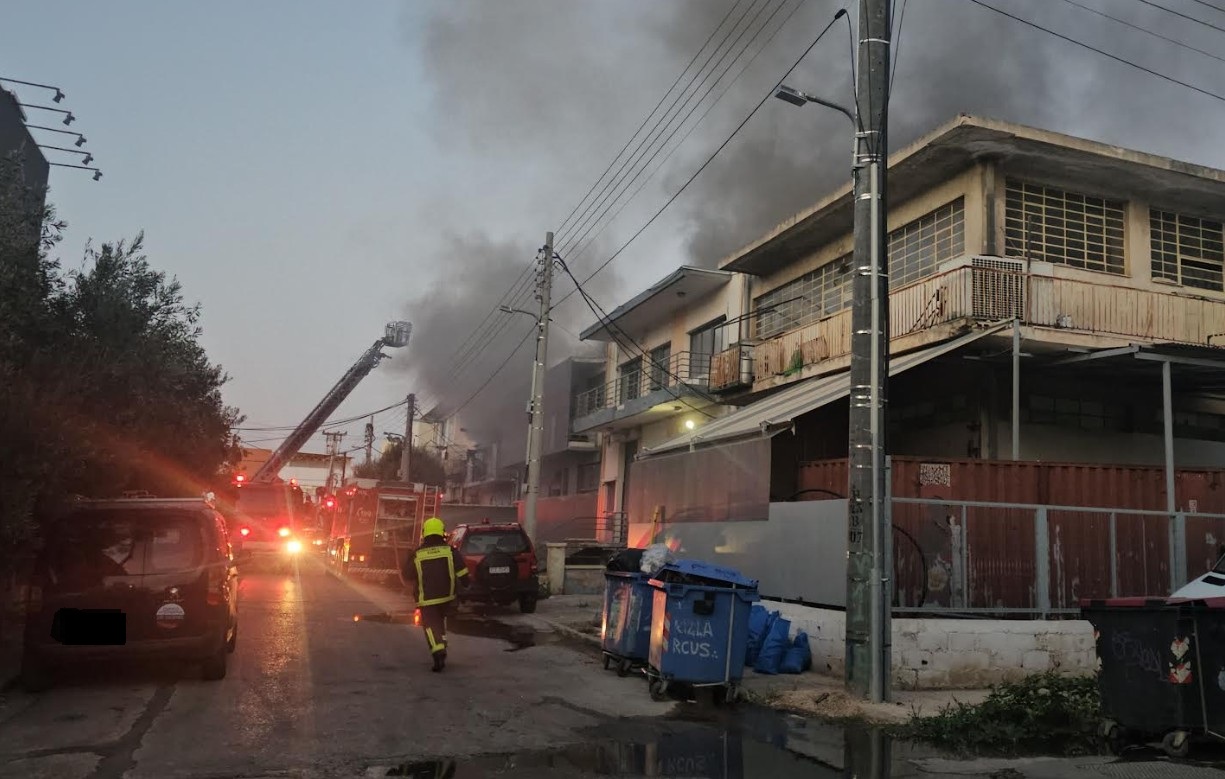 Φωτιά σε επιχείρηση στο Περιστέρι