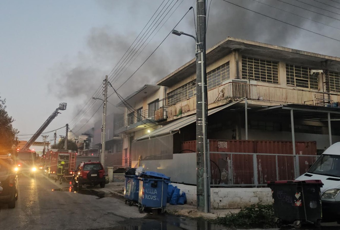 Φωτιά σε επιχείρηση στο Περιστέρι