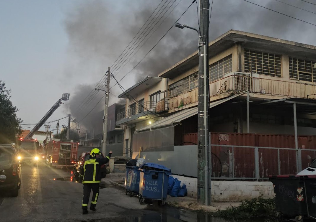 Φωτιά σε επιχείρηση στο Περιστέρι