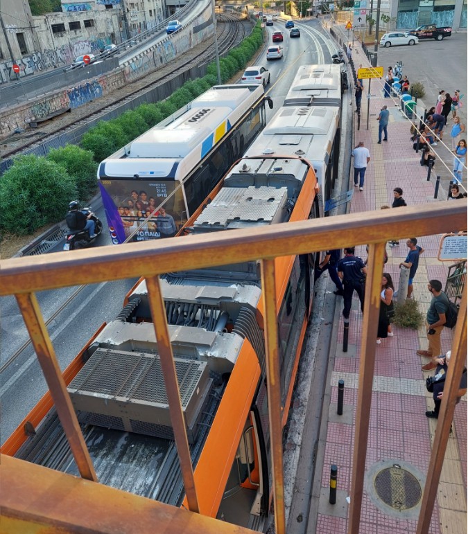 Πειραιάς: Σύγκρουση λεωφορείου με Τραμ