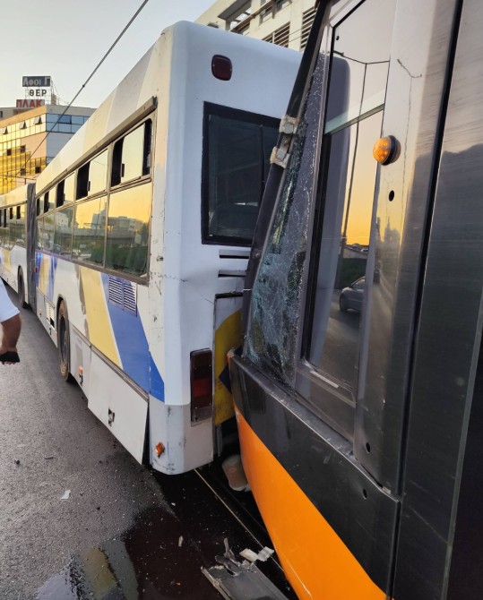 Πειραιάς: Σύγκρουση λεωφορείου με Τραμ