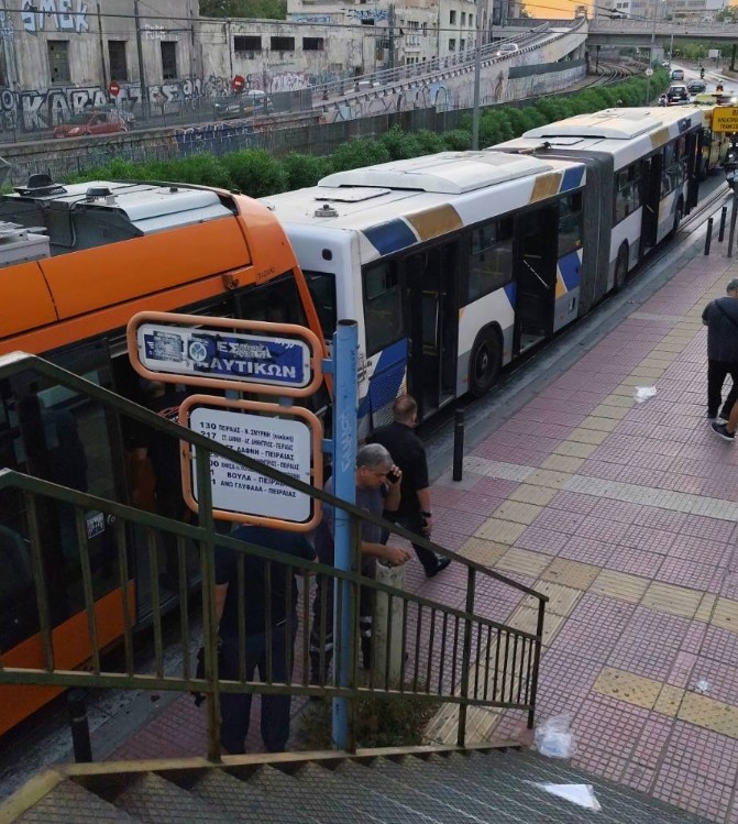 Πειραιάς: Σύγκρουση λεωφορείου με Τραμ