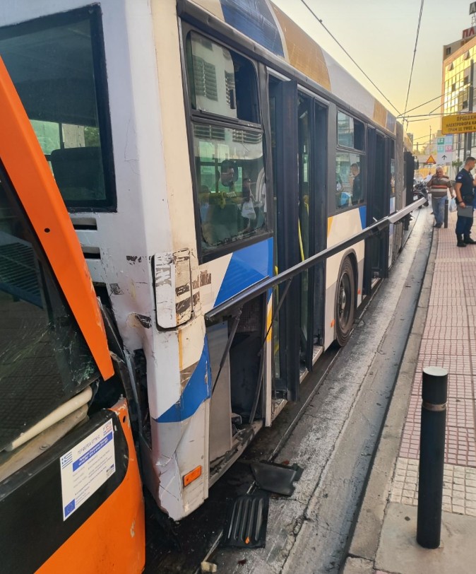 Πειραιάς: Σύγκρουση λεωφορείου με Τραμ