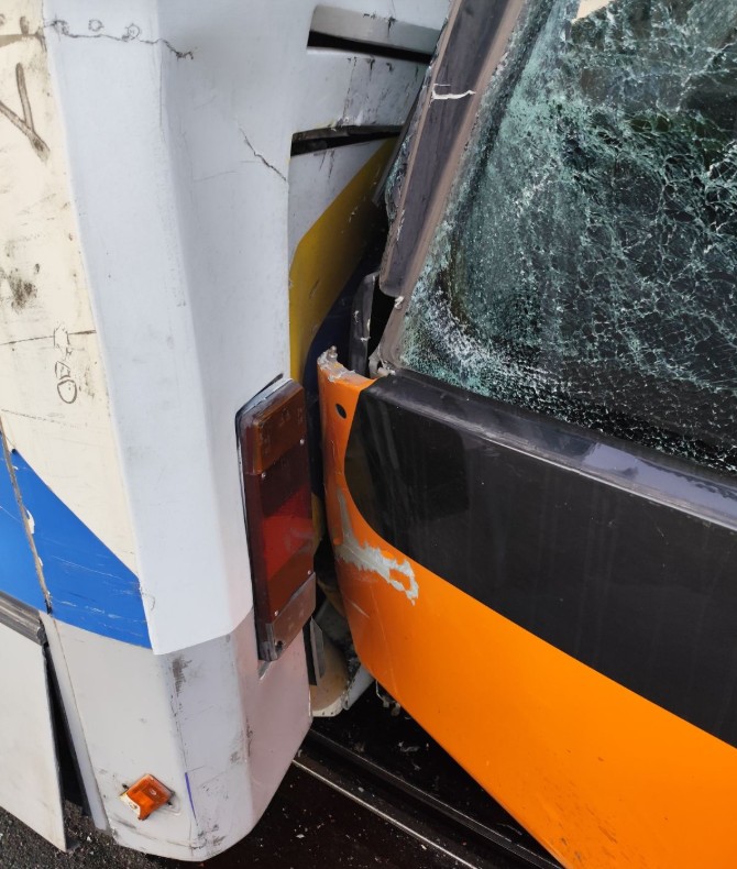 Πειραιάς: Σύγκρουση λεωφορείου με Τραμ