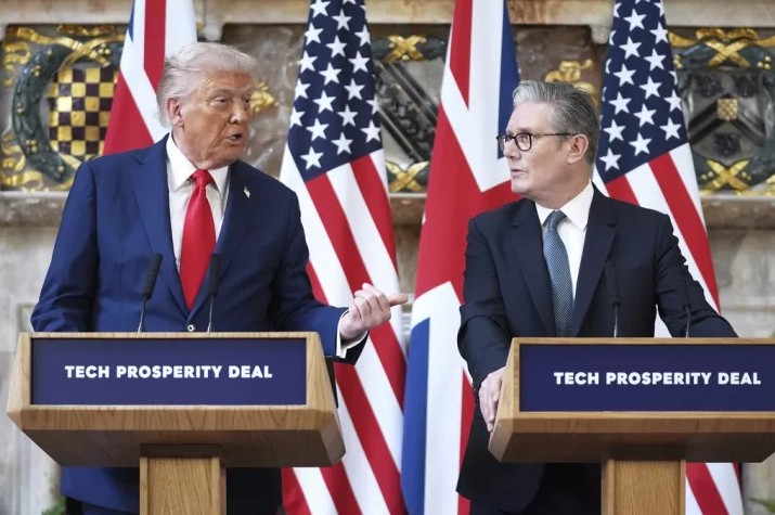 Συμφωνίες «μαμούθ» άνω των 170 δισ. υπέγραψαν Τραμπ και Στάρμερ 