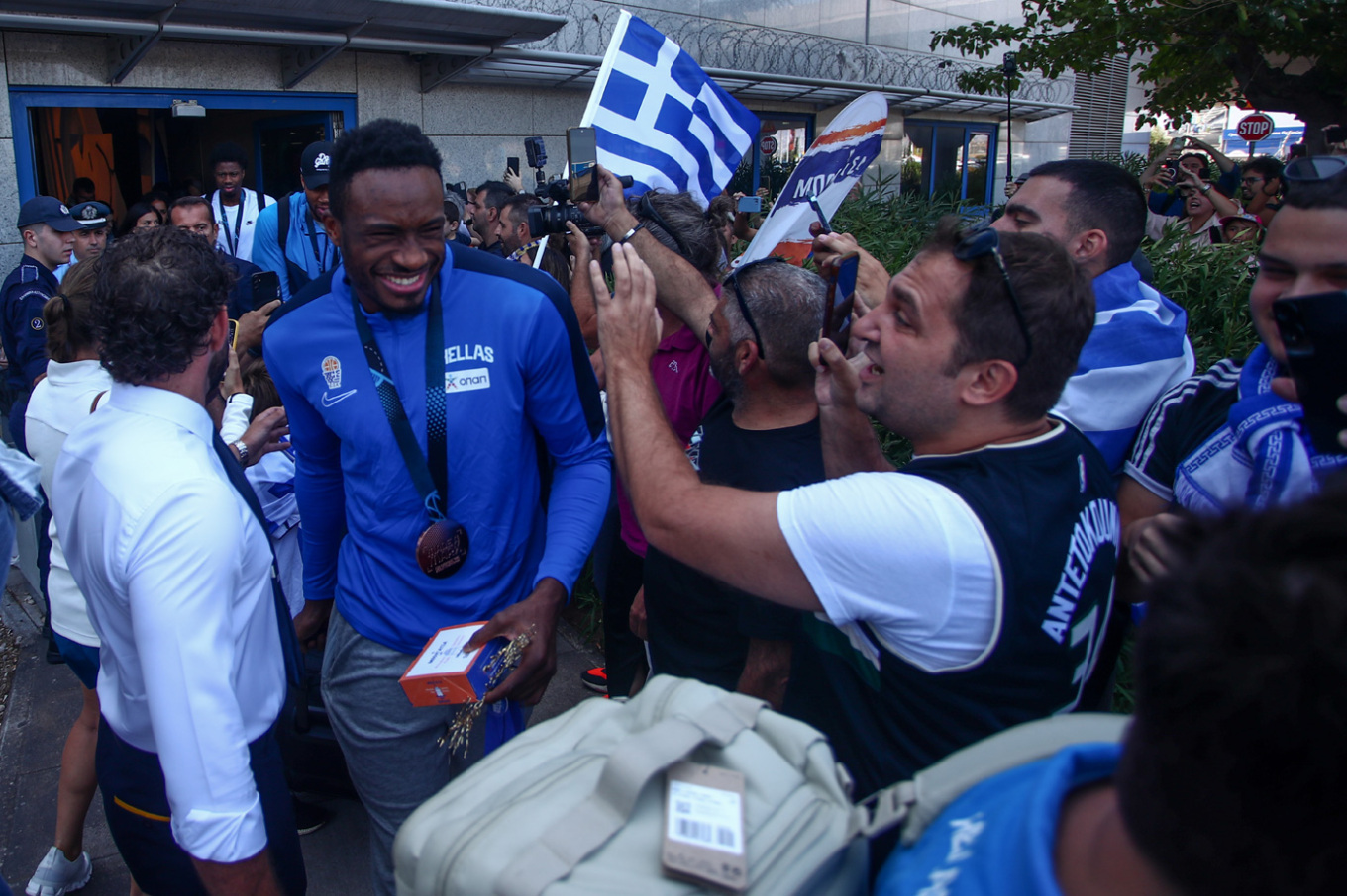 Θερμή υποδοχή στους ήρωες που γέμισαν με χαμόγελα όλη την Ελλάδα