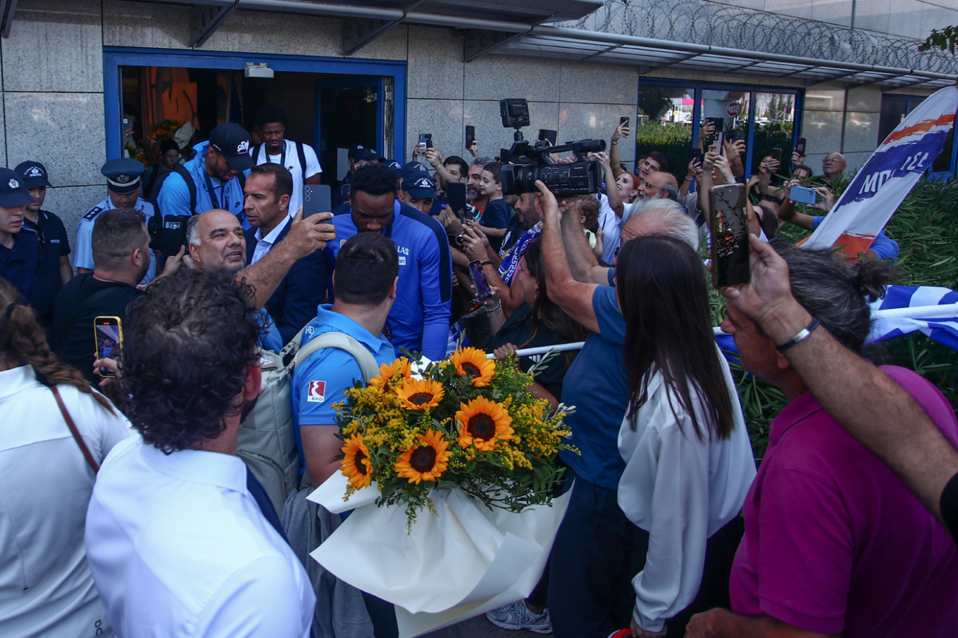 Θερμή υποδοχή στους ήρωες που γέμισαν με χαμόγελα όλη την Ελλάδα