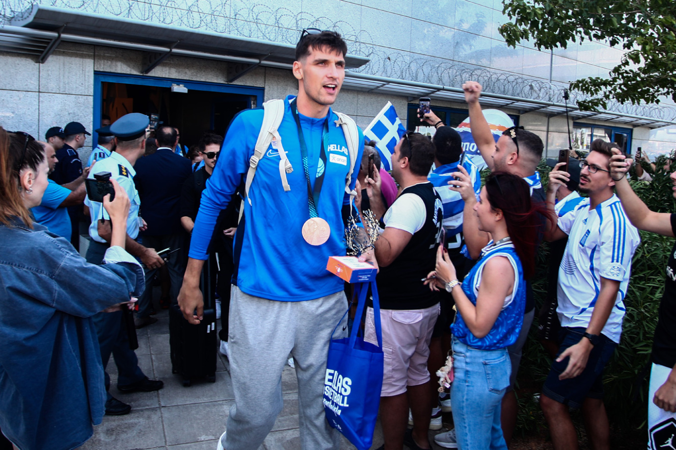 Θερμή υποδοχή στους ήρωες που γέμισαν με χαμόγελα όλη την Ελλάδα