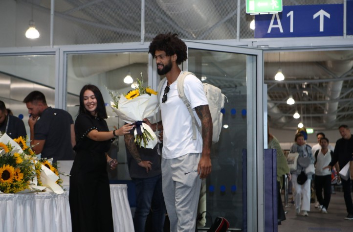 Στο αεροδρόμιο «Ελευθέριος Βενιζέλος» κατέφθασε η Εθνική ομάδα μπάσκετ, με μουσική υπόκρουση το «Final Countdown», φέρνοντας μαζί της το χάλκινο μετάλλιο του EuroBasket 2025. Το πρώτο μετάλλιο σε Ευρωμπάσκετ έπειτα από 16 χρόνια. Η Εθνική Ομάδα μπάσκετ, που επικράτησε 92-89 της Φινλανδίας στον μικρό τελικό, επέστρεψε στο βάθρο των διακρίσεων του ευρωπαϊκού μπάσκετ, προσφέροντας στιγμές υπερηφάνειας και συγκίνησης σε ολόκληρη τη χώρα. Οι διεθνείς, με ηγέτη τον Γιάννη Αντετοκούνμπο και συμπαραστάτες τους Τάιλ