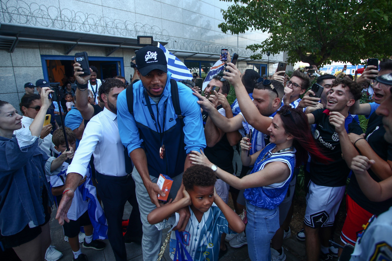 Θερμή υποδοχή στους ήρωες που γέμισαν με χαμόγελα όλη την Ελλάδα