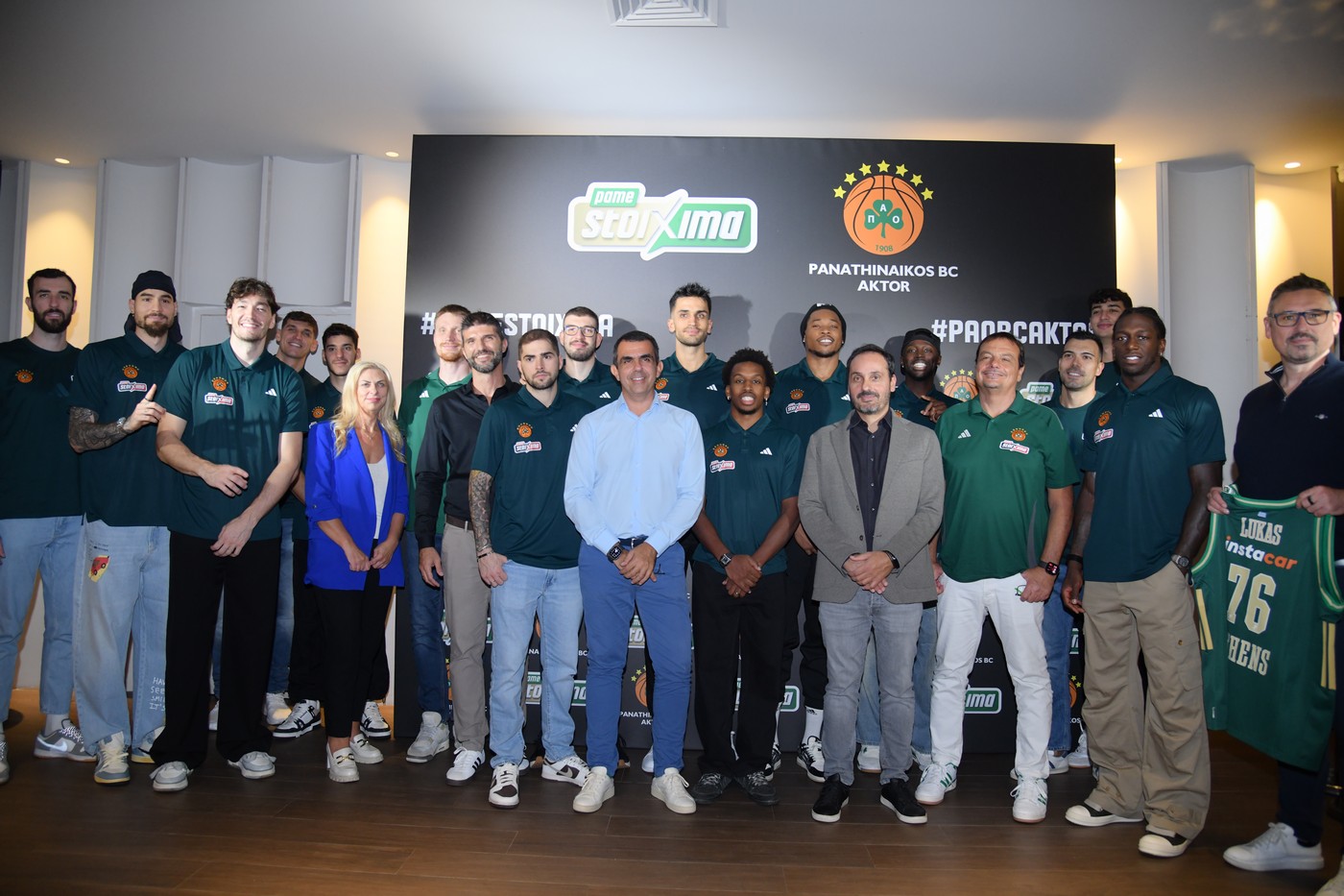 Οι Νίκη Παλάντζα, Pame Stoixima Marketing Community Director, Γιώργος Ζούμας, OPAP Sponsorships Director, Φώτης Ζησιμόπουλος, Chief Sales & Marketing OPAP Stores Officer, Γιάννης Πανόπουλος, OPAP Chief Online Officer και Lukas Antos, OPAP Chief Customer Officer, με τον προπονητή του Παναθηναϊκού AKTOR, Ergin Ataman και τους παίκτες της ομάδας