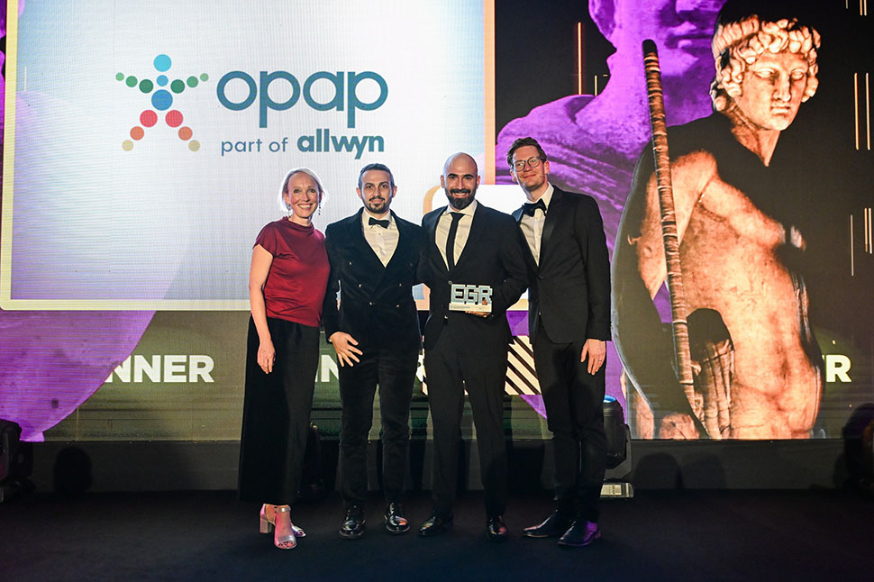 Ο Online Acquisition Director του ΟΠΑΠ, Θάνος Πάτσης, και ο Responsible Gaming Expert του ΟΠΑΠ, Σάββας Ηλιόπουλος, παραλαμβάνουν το βραβείο "Global EGR Safer Gambling Operator of the Year 2025"