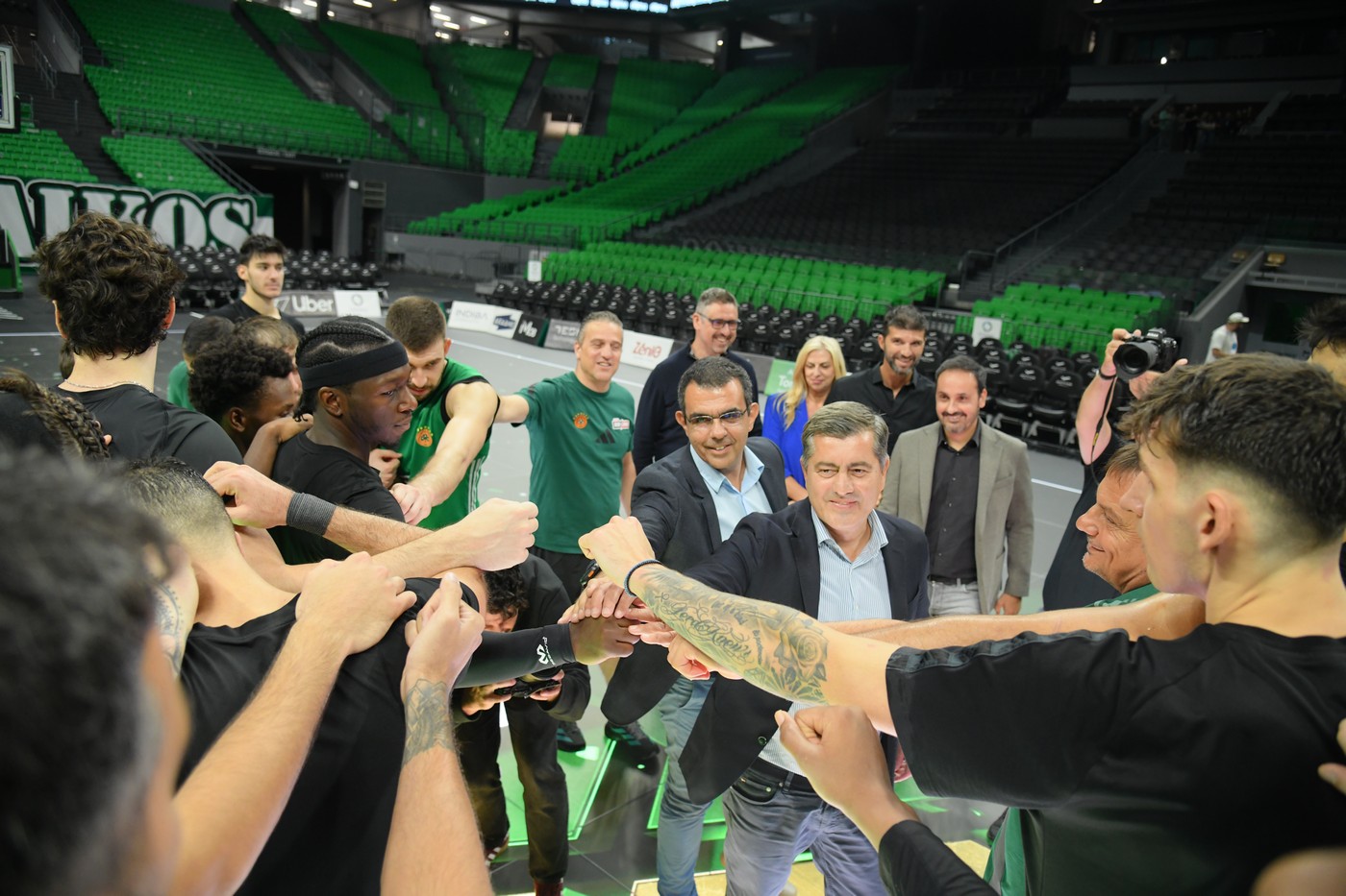 Ο Αναπληρωτής Διευθύνων Σύμβουλος του ΟΠΑΠ, Οδυσσέας Χριστοφόρου, και ο Chief Sales & Marketing OPAP Stores Officer, Φώτης Ζησιμόπουλος, με τους παίκτες και το τεχνικό επιτελείο του Παναθηναϊκού AKTOR