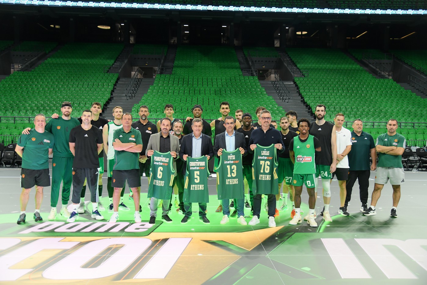 Ergin Ataman, προπονητής Παναθηναϊκού AKTOR, Γιάννης Πανόπουλος, OPAP Chief Online Officer, Οδυσσέας Χριστοφόρου, Αναπληρωτής Διευθύνων Σύμβουλος ΟΠΑΠ, Φώτης Ζησιμόπουλος, Chief Sales & Marketing OPAP Stores Officer, και Lukas Antos, OPAP Chief Customer Officer, με την ομάδα του Παναθηναϊκού AKTOR
