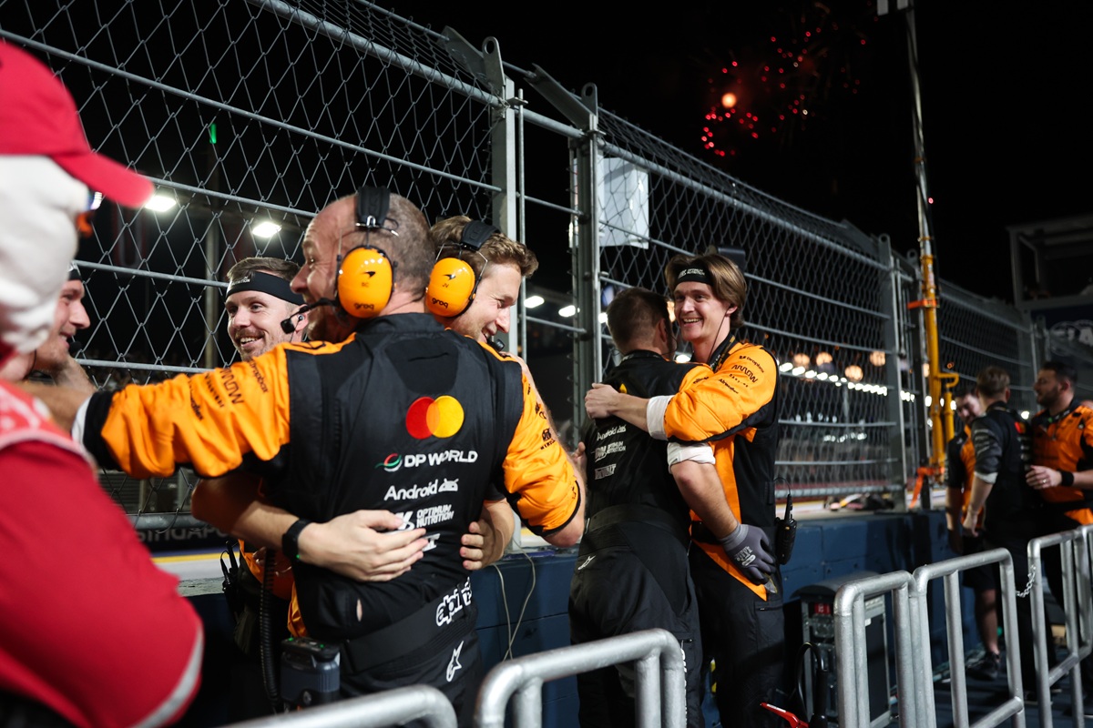 Η McLaren F1 Team πανηγυρίζει την κατάκτηση του Πρωταθλήματος Κατασκευαστών για το 2025