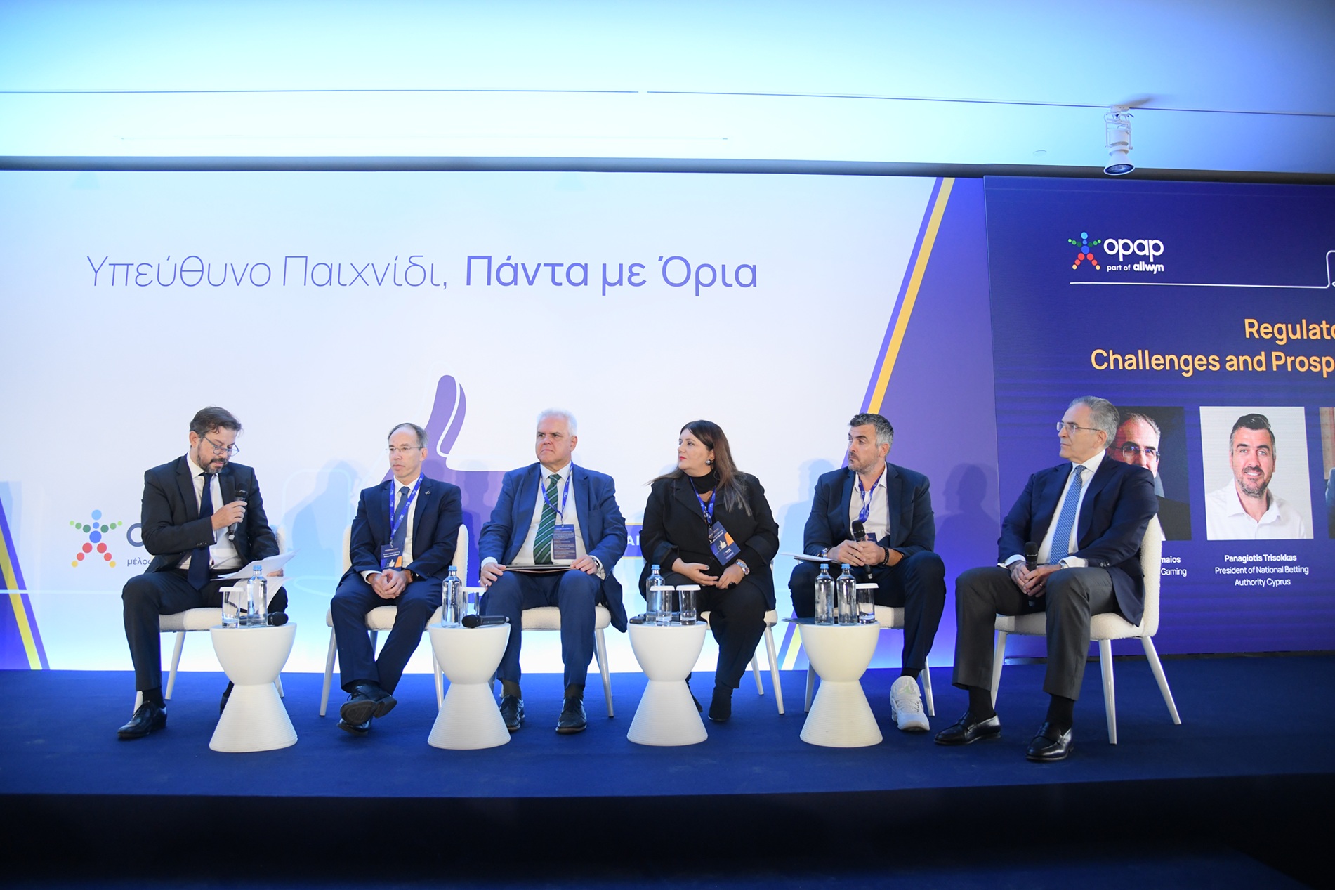 Κόσμος παρακολουθεί την ημερίδα για το Υπεύθυνο Παιχνίδι