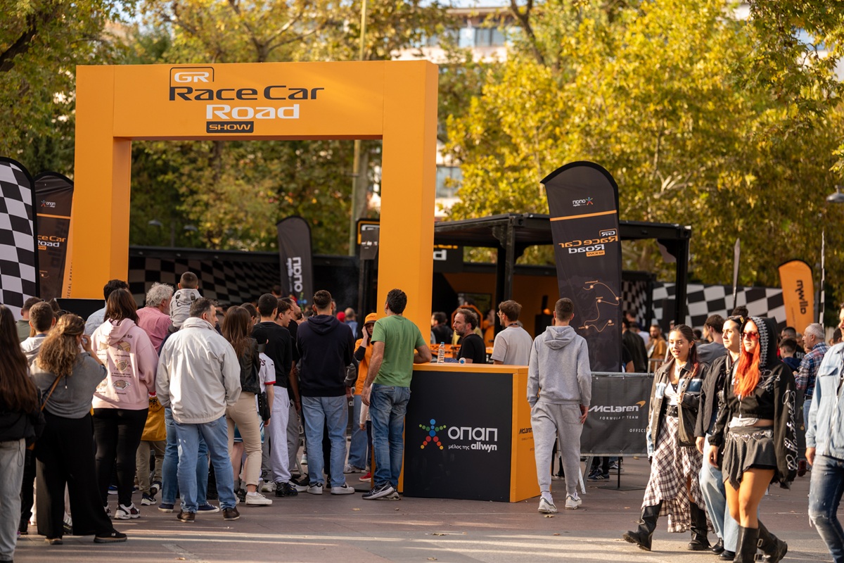 Πλήθος κόσμου έσπευσε να δει από κοντά το showcar της McLaren F1 Team στη Λάρισα