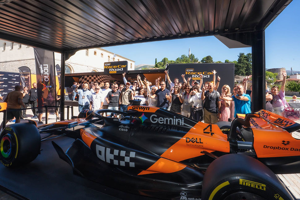 Η ομάδα του ΟΠΑΠ με το showcar της McLaren F1 Team