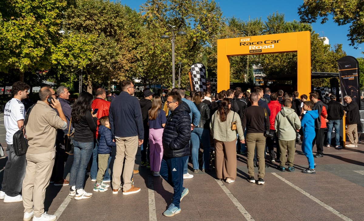 Πλήθος κόσμου έσπευσε να δει από κοντά το showcar της McLaren F1 Team στη Λάρισα