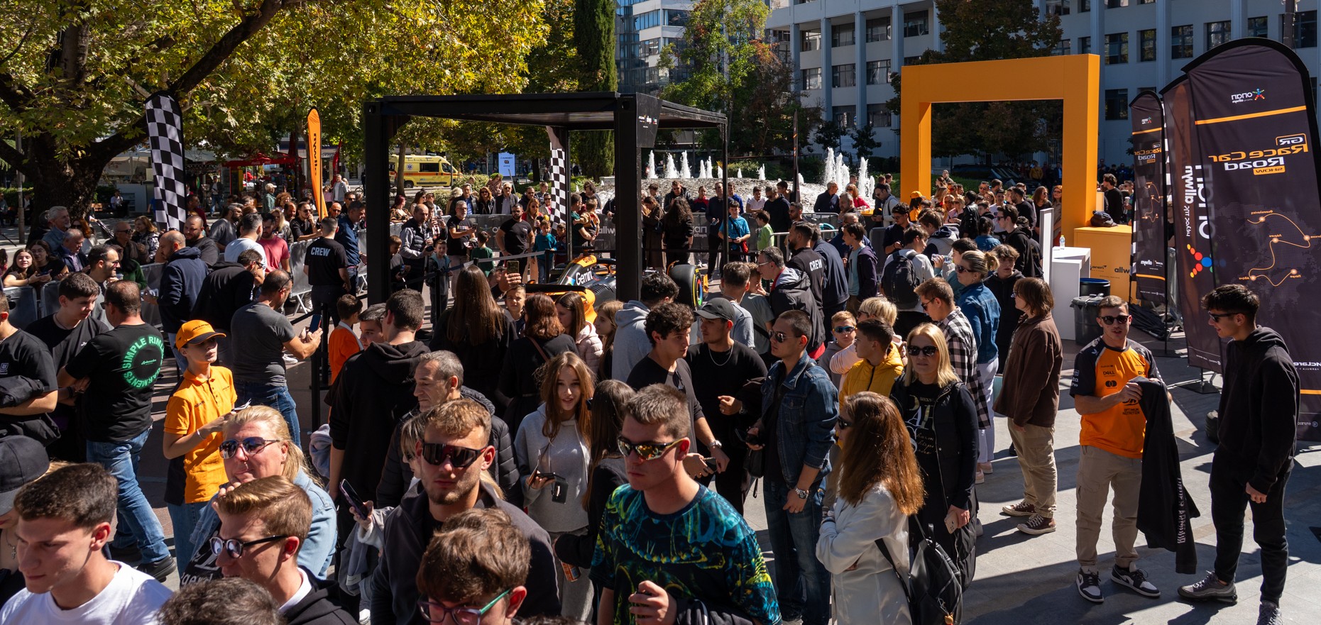 Πλήθος κόσμου έσπευσε να δει από κοντά το showcar της McLaren F1 Team στη Λάρισα