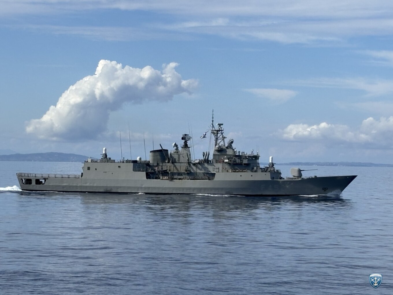 Εντυπωσιακή στρατιωτική άσκηση του Πολεμικού Ναυτικού στο Αιγαίο