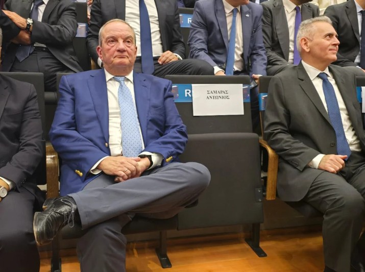 Θερμή χειραψία Μητσοτάκη – Καραμανλή