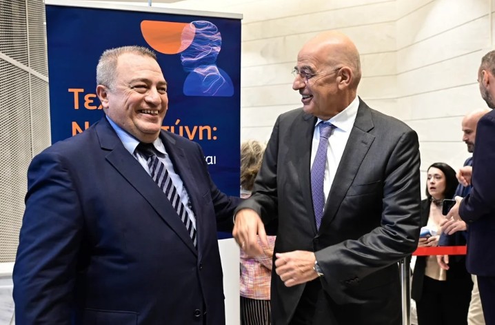 Θερμή χειραψία Μητσοτάκη – Καραμανλή