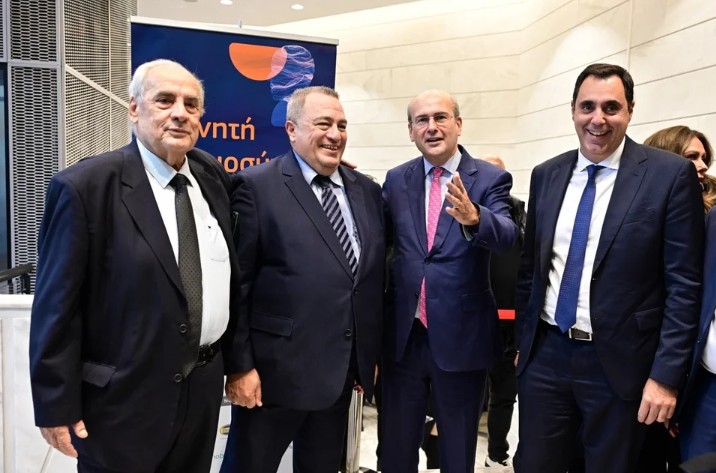 Θερμή χειραψία Μητσοτάκη – Καραμανλή