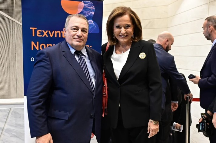 Θερμή χειραψία Μητσοτάκη – Καραμανλή