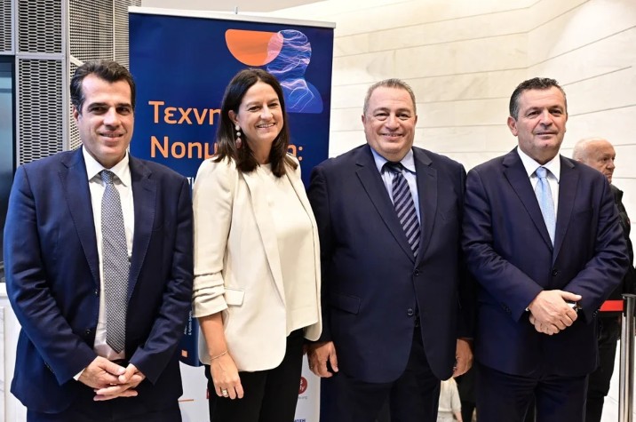 Θερμή χειραψία Μητσοτάκη – Καραμανλή