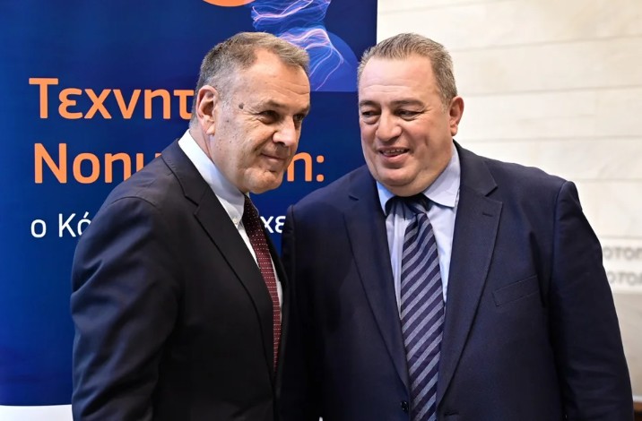 Θερμή χειραψία Μητσοτάκη – Καραμανλή