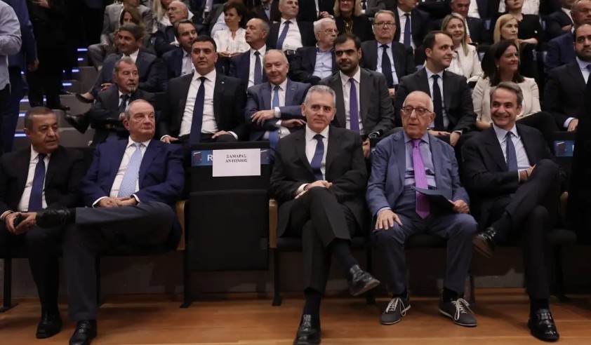 Θερμή χειραψία Μητσοτάκη – Καραμανλή