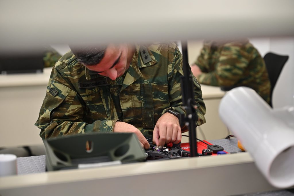 Δένδιας εργοστάσιο παραγωγής drones