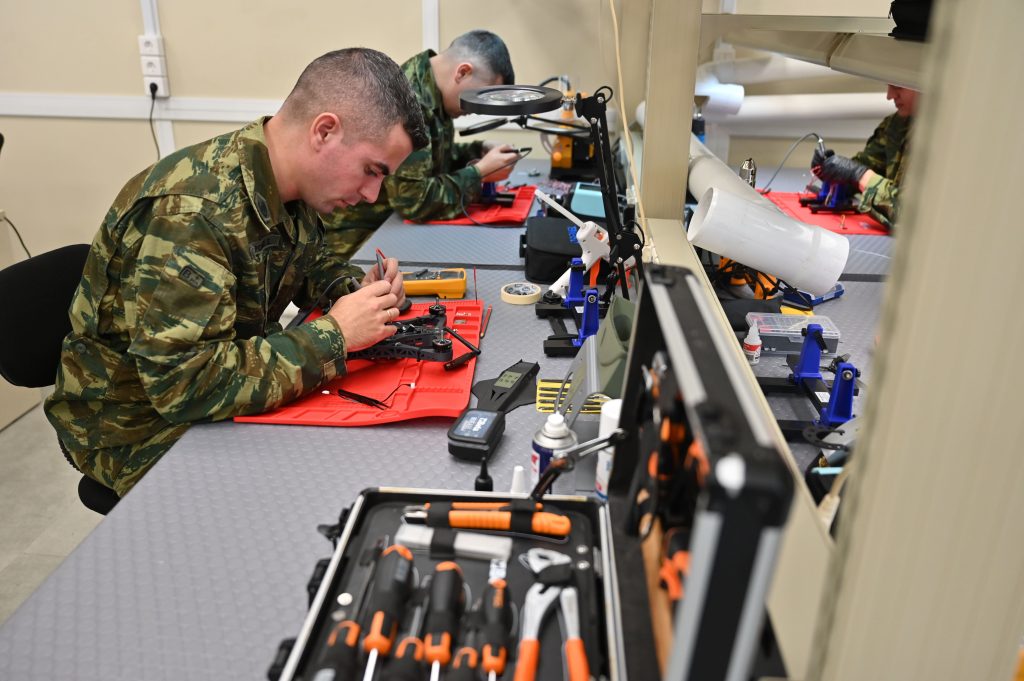 Δένδιας εργοστάσιο παραγωγής drones