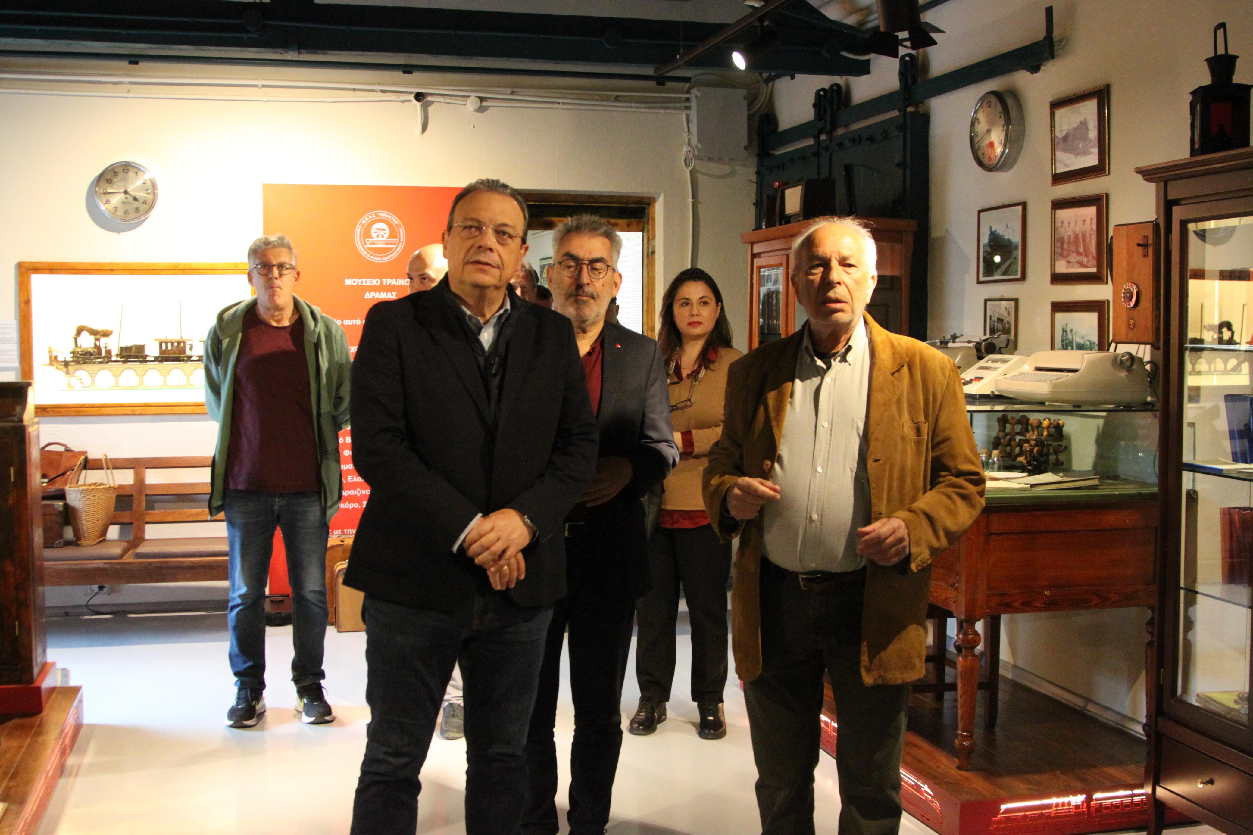 Διήμερη περιοδεία σε Δράμα και Κομοτηνή πραγματοποίησε τη Δευτέρα και την Τρίτη ο πρόεδρος του ΣΥΡΙΖΑ, Σωκράτης Φάμελλος.   Η περιοδεία πραγματοποιήθηκε στο πλαίσιο της απόφασης της Κεντρικής Επιτροπής του κόμματος για την καμπάνια για την Προοδευτική Ελλάδα σε όλη τη χώρα.  Ο πρόεδρος του ΣΥΡΙΖΑ επισκέφθηκε αρχικά το Νοσοκομείο Δράμας. Εκεί είχε την ευκαιρία να συναντηθεί με τη διοίκηση και τους εργαζόμενους, οι οποίοι του εξέφρασαν τα μεγάλα προβλήματα που αντιμετωπίζουν.   Ο Σωκράτης Φάμελλος τόνισε πως 