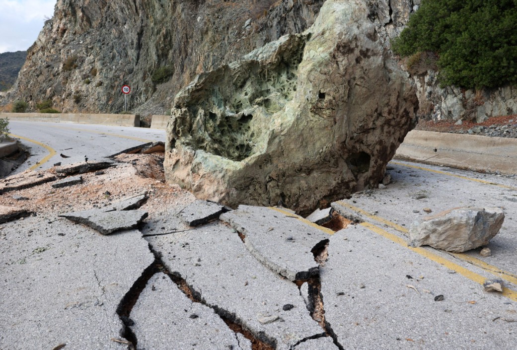 Λέσβος: Κατολίσθηση βράχου στον δρόμο Μελίντας – Πλωμαρίου 