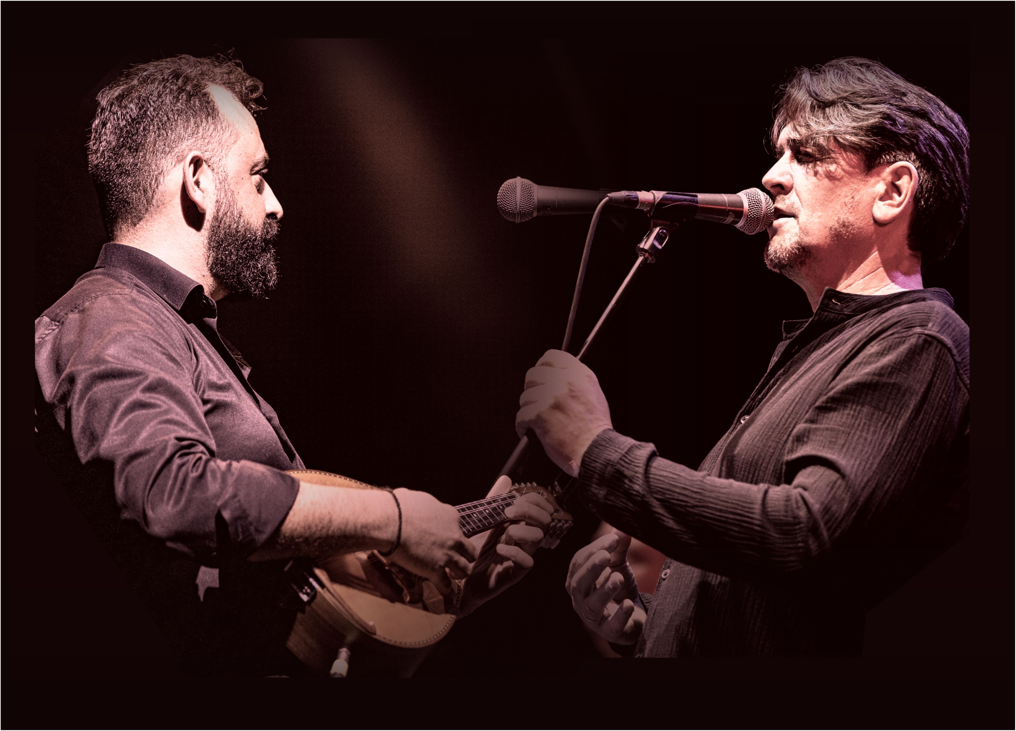 Ο Θοδωρής Κοτονιάς πριν από κάποια χρόνια συναντά και γνωρίζει στις εκδηλώσεις του Αγίου Υακίνθου στην Κρήτη τον τραγουδιστή και μαντολινίστα από τα Ανώγεια  Βασίλη Δραμουντάνη.  Έπειτα από αρκετή παρέα σε υψόμετρο με μουσικές και τσικουδιά, γίνονται κουμπάροι. Η συνέχεια της ιστορίας την Παρασκευή 7 Νοεμβρίου στην Αθήνα στο Σταυρό του Νότου Plus.   Μία μοναδική βραδιά παρέα με εξαιρετικούς μουσικούς που θα μας ταξιδέψουν με τα τραγούδια τους από στεριές και θάλασσες σε όλη την Ελλάδα με τελικό προορισμό τη