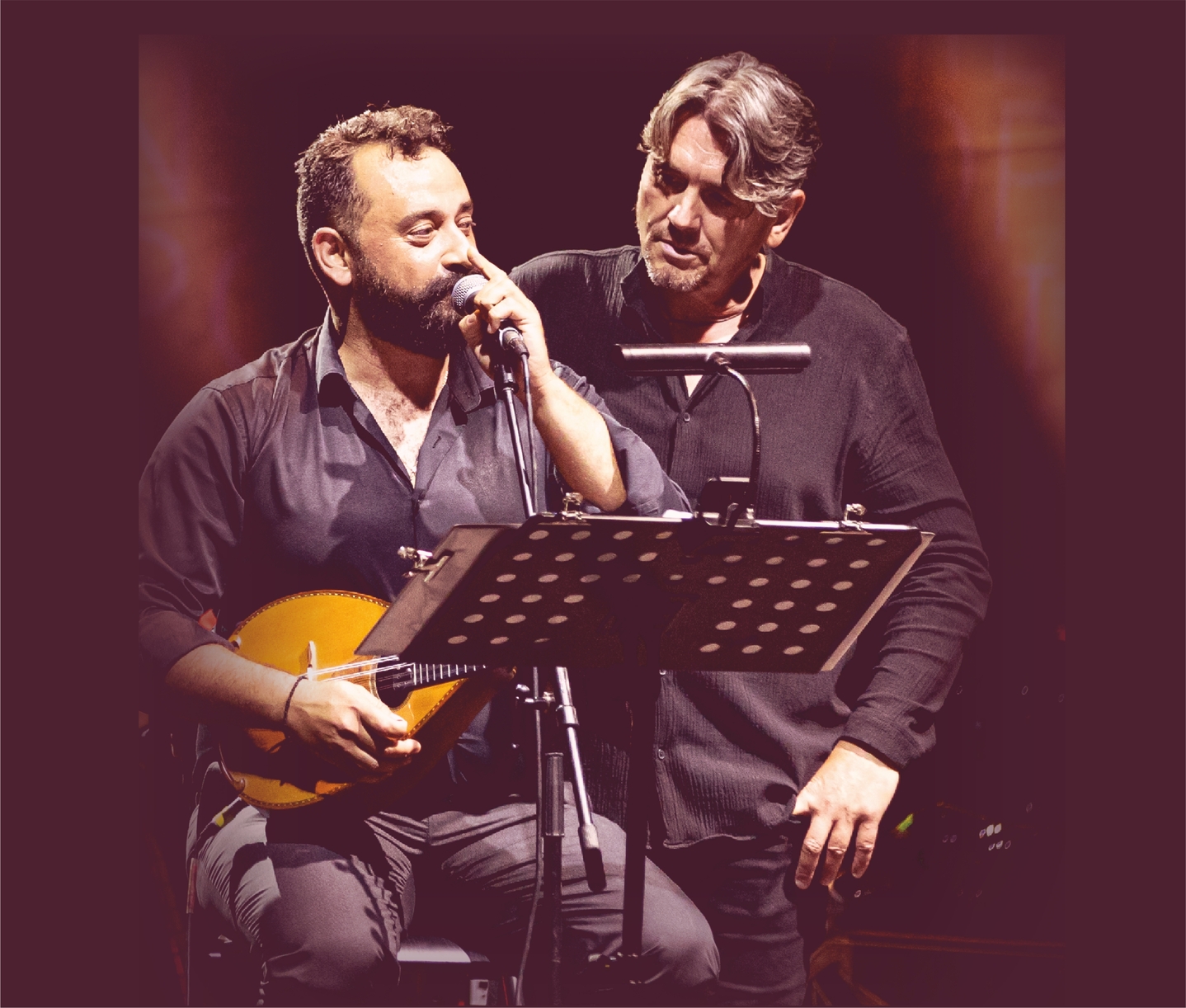 Ο Θοδωρής Κοτονιάς πριν από κάποια χρόνια συναντά και γνωρίζει στις εκδηλώσεις του Αγίου Υακίνθου στην Κρήτη τον τραγουδιστή και μαντολινίστα από τα Ανώγεια  Βασίλη Δραμουντάνη.  Έπειτα από αρκετή παρέα σε υψόμετρο με μουσικές και τσικουδιά, γίνονται κουμπάροι. Η συνέχεια της ιστορίας την Παρασκευή 7 Νοεμβρίου στην Αθήνα στο Σταυρό του Νότου Plus.   Μία μοναδική βραδιά παρέα με εξαιρετικούς μουσικούς που θα μας ταξιδέψουν με τα τραγούδια τους από στεριές και θάλασσες σε όλη την Ελλάδα με τελικό προορισμό τη