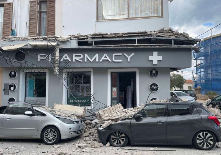 Λαύριο: Κατέρρευσαν μπαλκόνια σε κεντρικό δρόμο