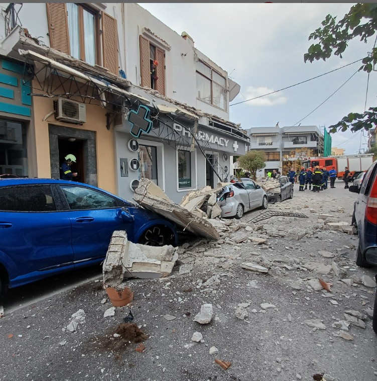 Λαύριο: Κατέρρευσαν μπαλκόνια σε κεντρικό δρόμο