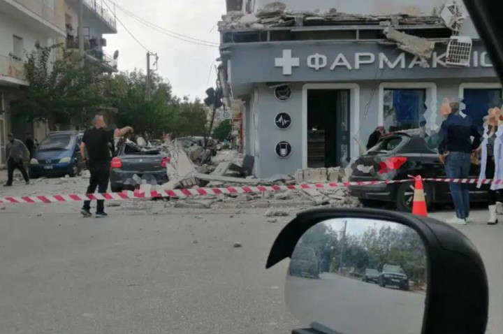 Λαύριο: Κατέρρευσαν μπαλκόνια σε κεντρικό δρόμο