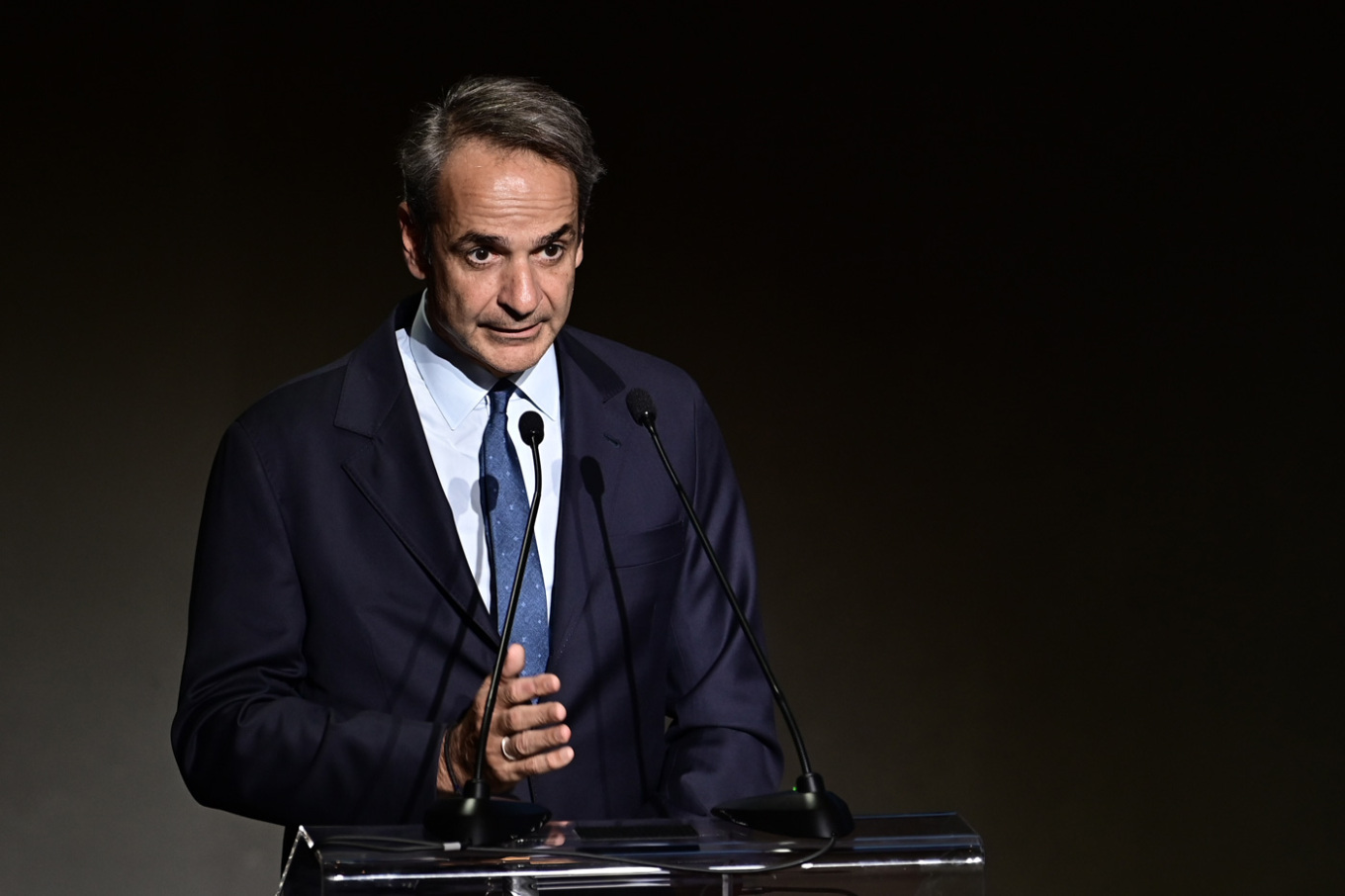 «Συγχαρητήρια για την εκδοτική πρωτοβουλία, να αναλαμβάνεις πιο συχνά τέτοιες πρωτοβουλίες. Είναι σημαντική η προσπάθεια για κρίσιμα ζητήματα μιας επανάστασης που αλλάζει τα πάντα στη ζωή μας» επεσήμανε στο σύντομο χαιρετισμό του ο Κυριάκος Μητσοτάκης.  Όπως σημείωσε ο πρωθυπουργός η Τεχνητή Νοημοσύνη είναι μια επανάσταση που αλλάζει τα πάντα στη ζωή μας, έχει διαφορετικά χαρακτηριστικά από όλες τις προηγούμενες και θα πρέπει να τα εξετάσουμε.  Συνέχισε λέγοντας ότι η χώρα μας έχει στρατηγική για την Τεχνητ