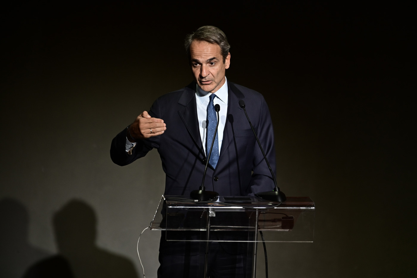 «Συγχαρητήρια για την εκδοτική πρωτοβουλία, να αναλαμβάνεις πιο συχνά τέτοιες πρωτοβουλίες. Είναι σημαντική η προσπάθεια για κρίσιμα ζητήματα μιας επανάστασης που αλλάζει τα πάντα στη ζωή μας» επεσήμανε στο σύντομο χαιρετισμό του ο Κυριάκος Μητσοτάκης.  Όπως σημείωσε ο πρωθυπουργός η Τεχνητή Νοημοσύνη είναι μια επανάσταση που αλλάζει τα πάντα στη ζωή μας, έχει διαφορετικά χαρακτηριστικά από όλες τις προηγούμενες και θα πρέπει να τα εξετάσουμε.  Συνέχισε λέγοντας ότι η χώρα μας έχει στρατηγική για την Τεχνητ