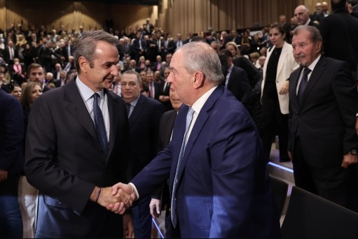 Θερμή χειραψία Μητσοτάκη – Καραμανλή