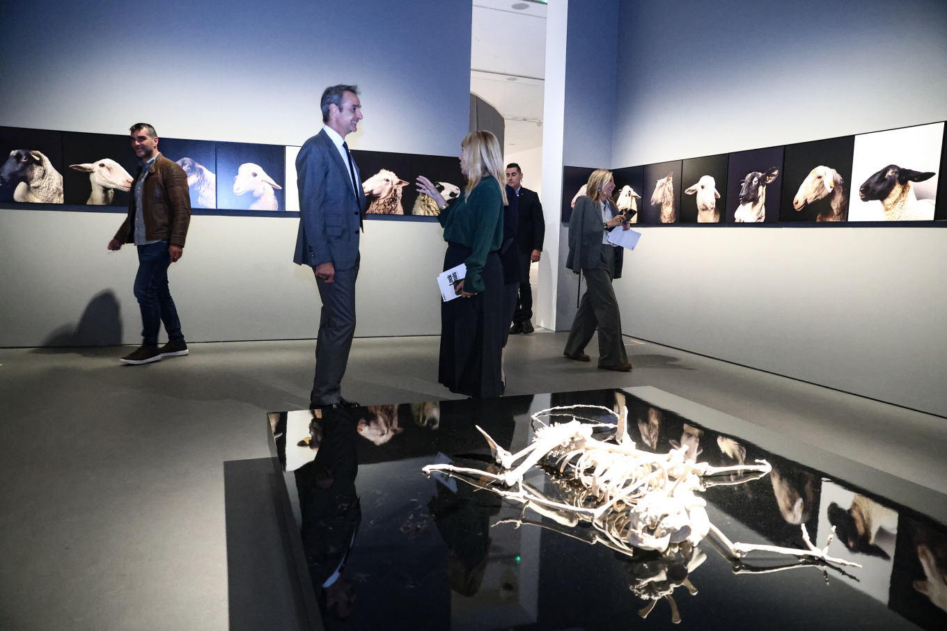 Επίσκεψη Μητσοτάκη και Μαρέβας Γκραμπόφσκι στο Εθνικό Μουσείο Σύγχρονης Τέχνης