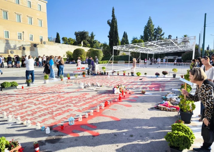 Παρέλαση: Δεξιά και αριστερά από τα ονόματα των Τεμπών οι εξέδρες των επισήμων