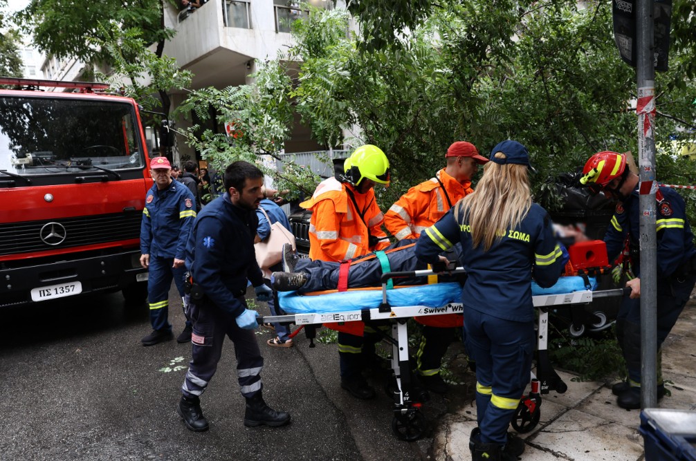 Έπεσε δέντρο στο κέντρο της Αθήνας