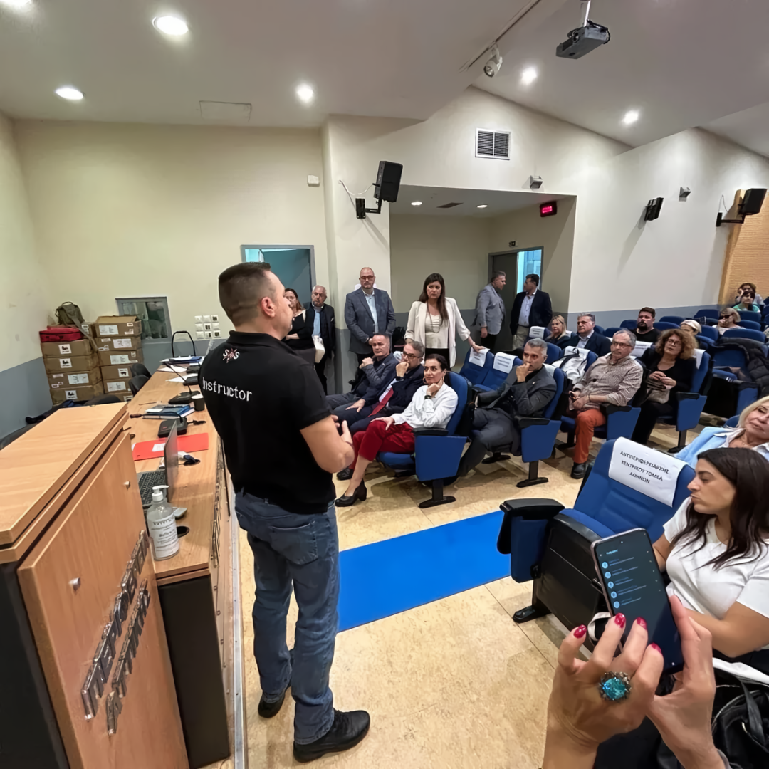 Η παραλαβή των απινιδωτών συνοδεύτηκε από ειδικά σεμινάρια Πρώτων Βοηθειών προς τους εργαζόμενους, από πιστοποιημένους εκπαιδευτές.