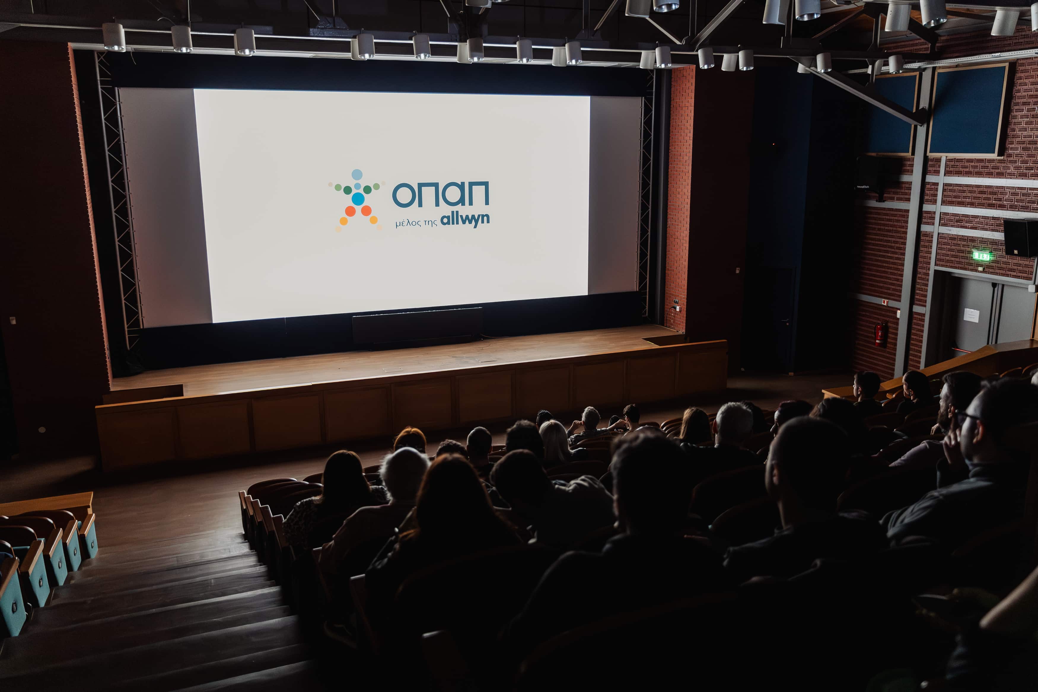 Κόσμος στην ειδική προβολή της ταινίας Grand Prix (1996) powered by ΟΠΑΠ