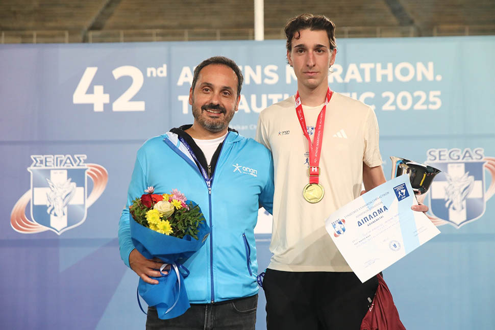Ο Chief Online Officer του ΟΠΑΠ, Γιάννης Πανόπουλος, με τον νικητή των 5χλμ Universities Night Run ΟΠΑΠ, Κωνσταντίνο Βεδουρά